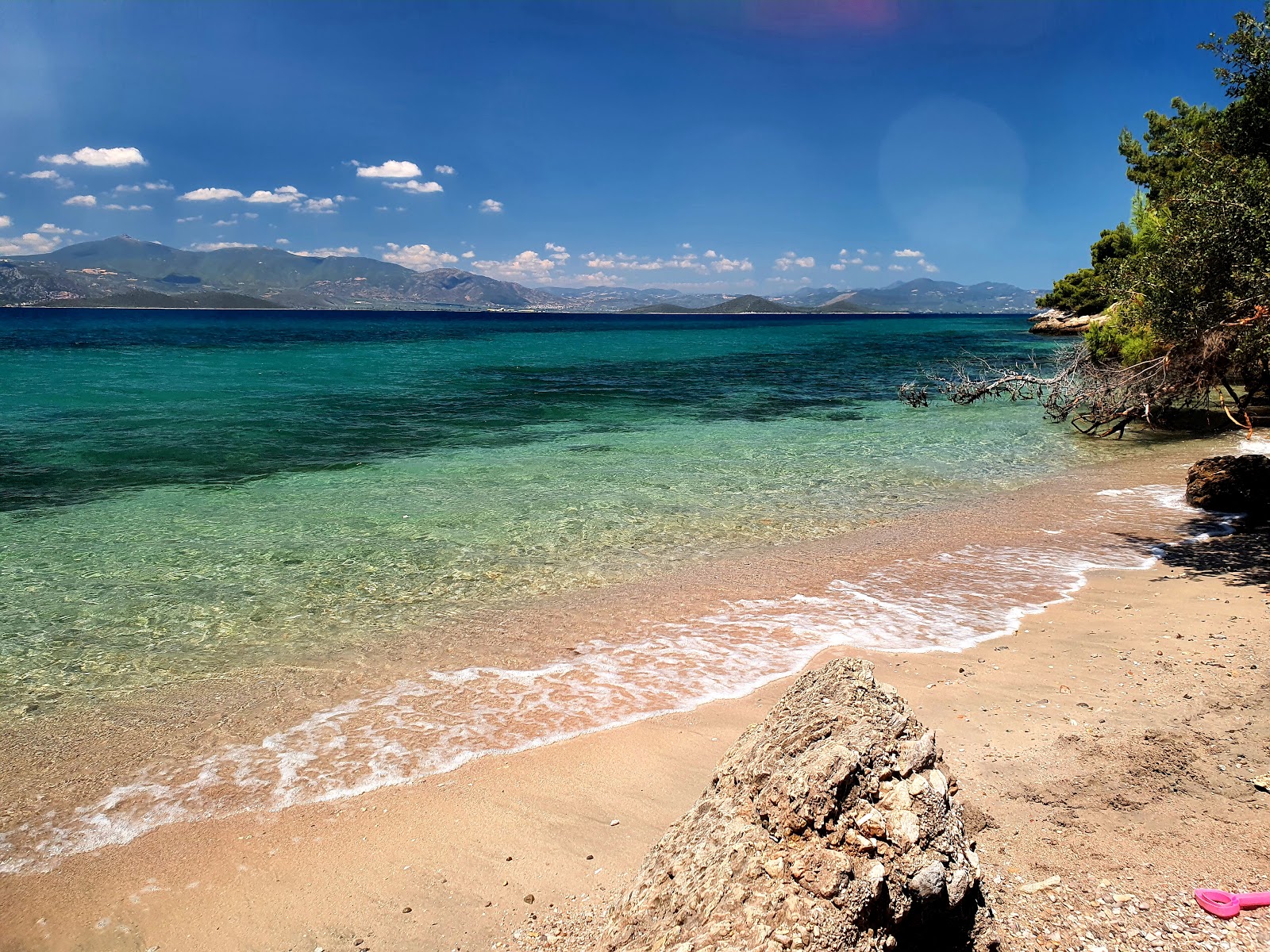 Foto von Vougiouklaki beach mit beiger sand Oberfläche