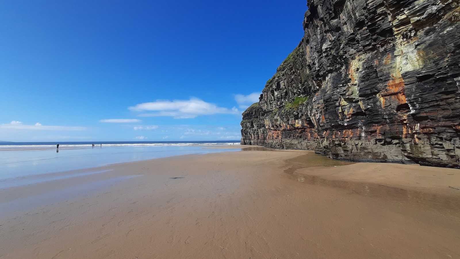 Ballybunion Beach'in fotoğrafı dağlarla çevrili