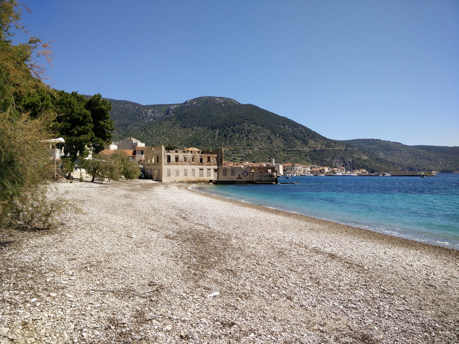 Foto von Gusarica beach mit beiger kiesel Oberfläche