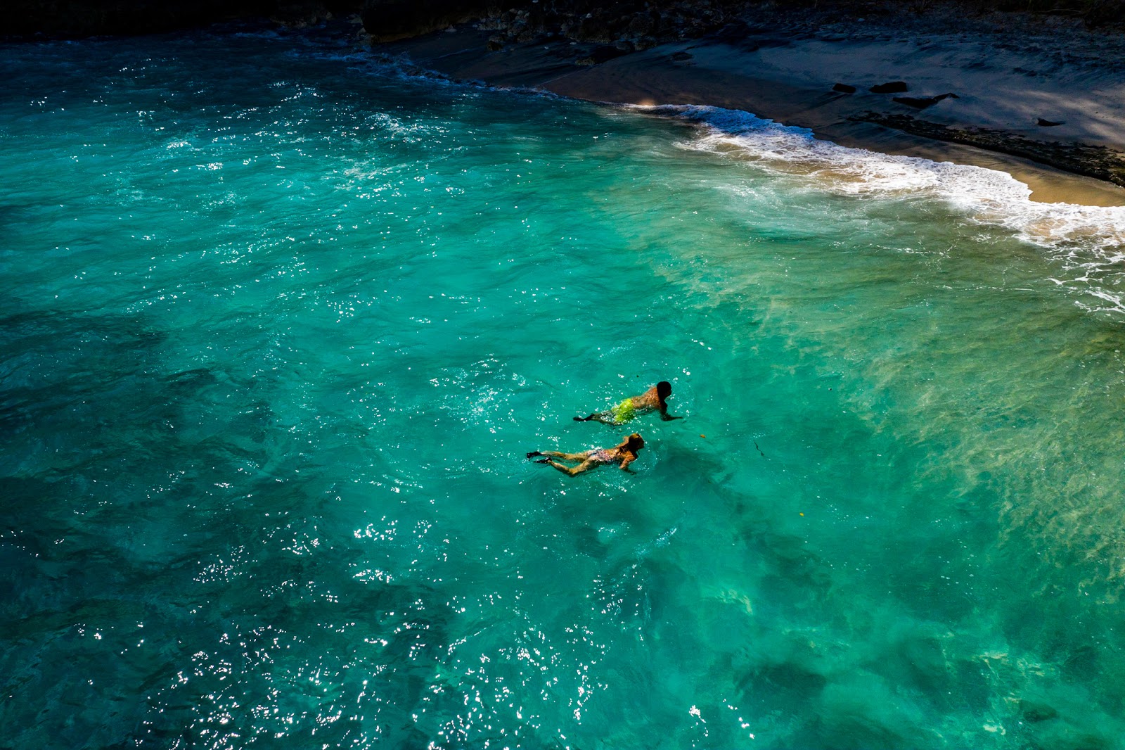 Pandan Beach'in fotoğrafı dağlarla çevrili