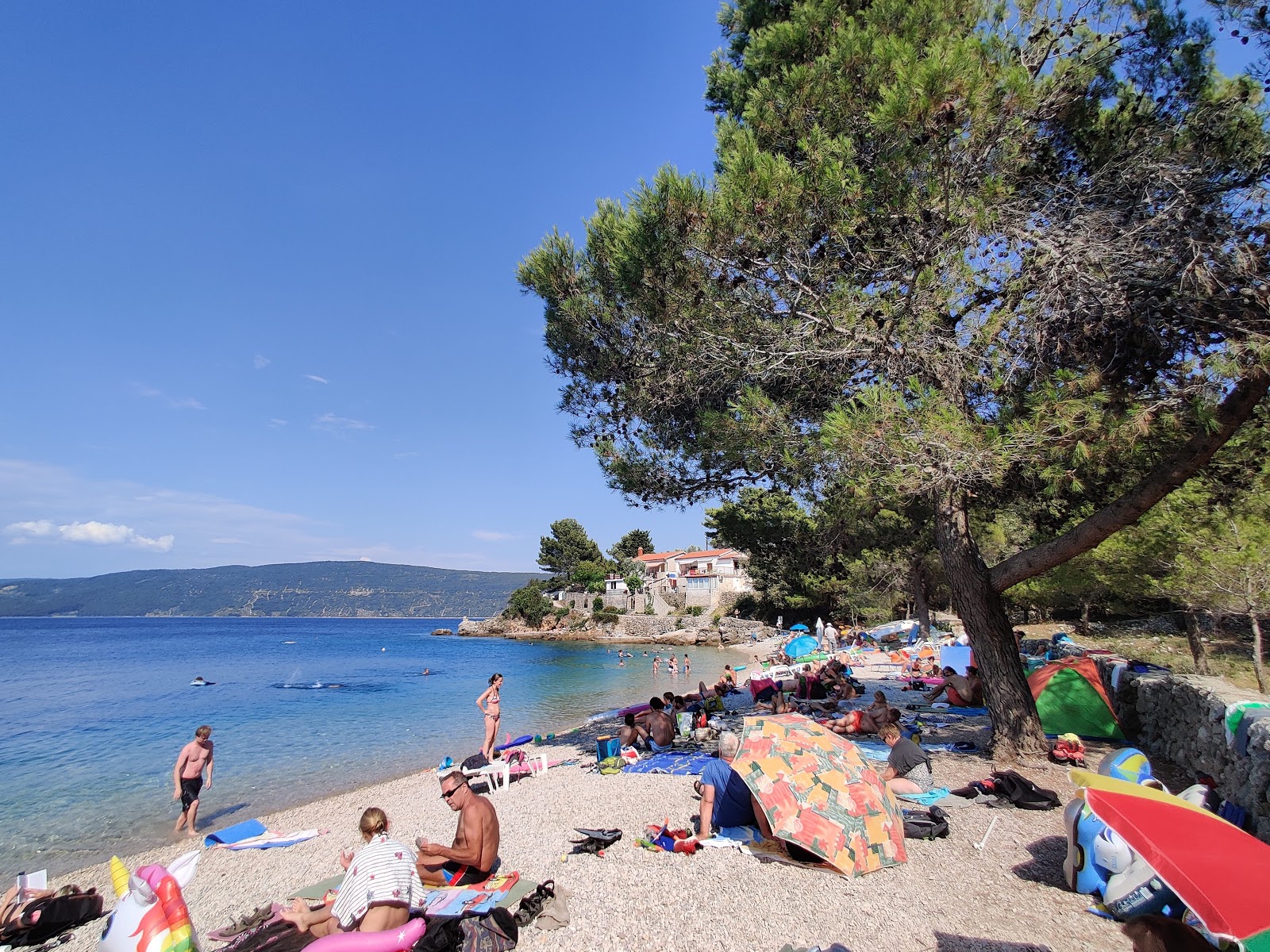 Foto de Valun beach com seixos bege superfície