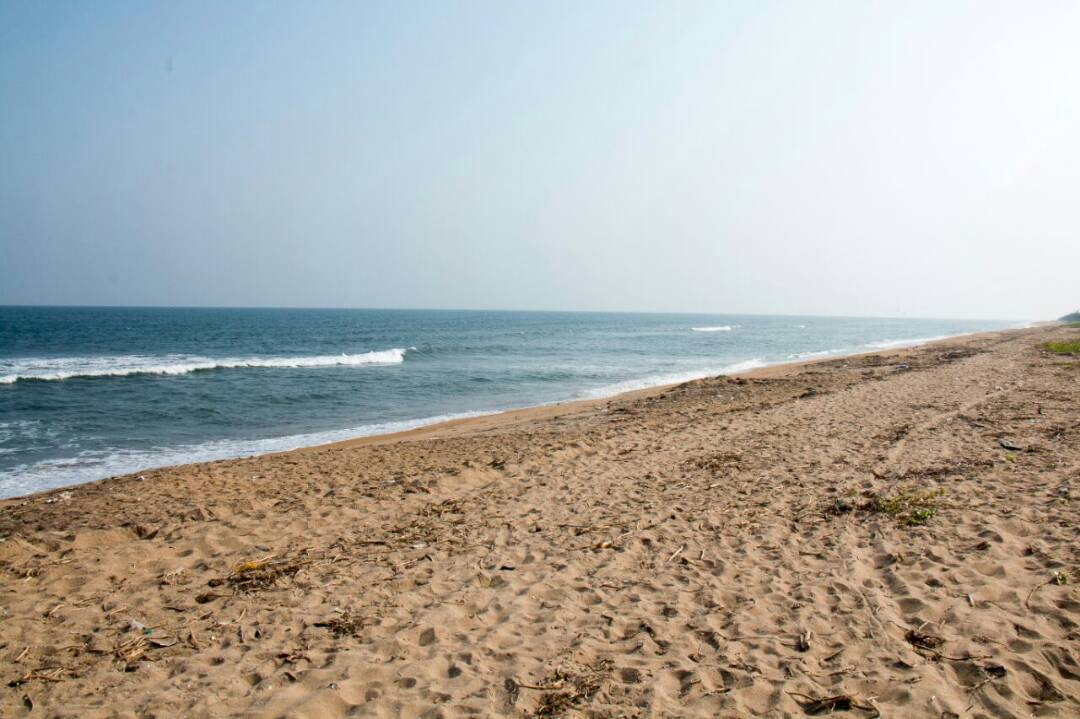 Foto de Semmanchery Beach com areia brilhante superfície