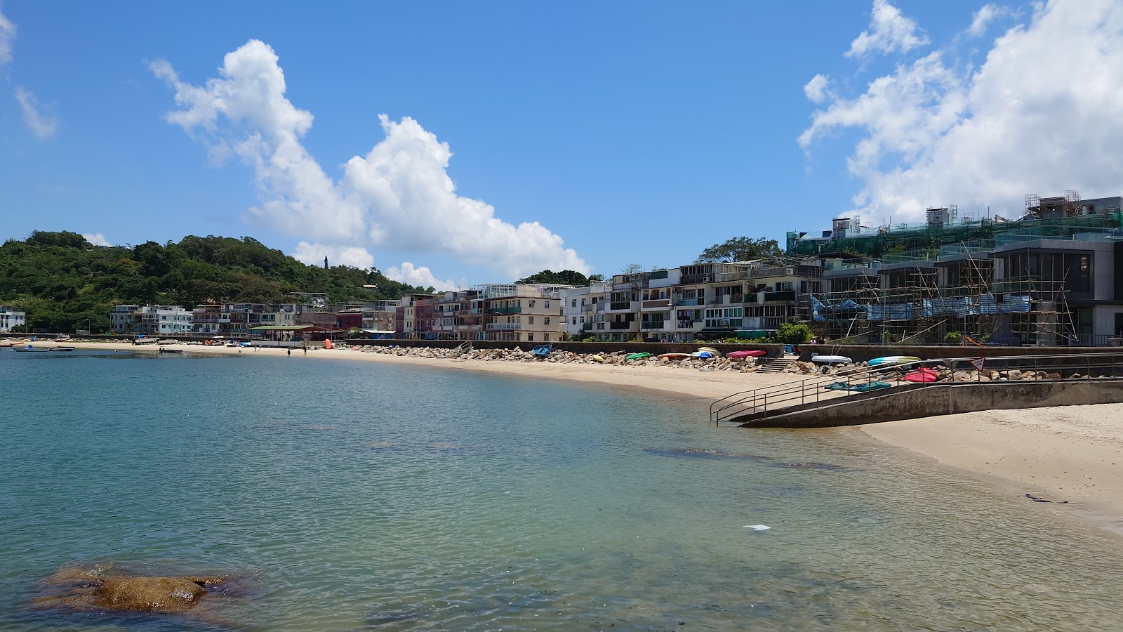 Foto di Ping Chau Tung Wan Beach con una superficie del sabbia beige