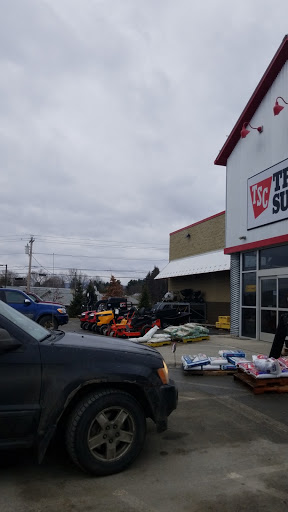 Tractor Supply Co., 88 Center Rd, Morrisville, VT 05661, USA, 