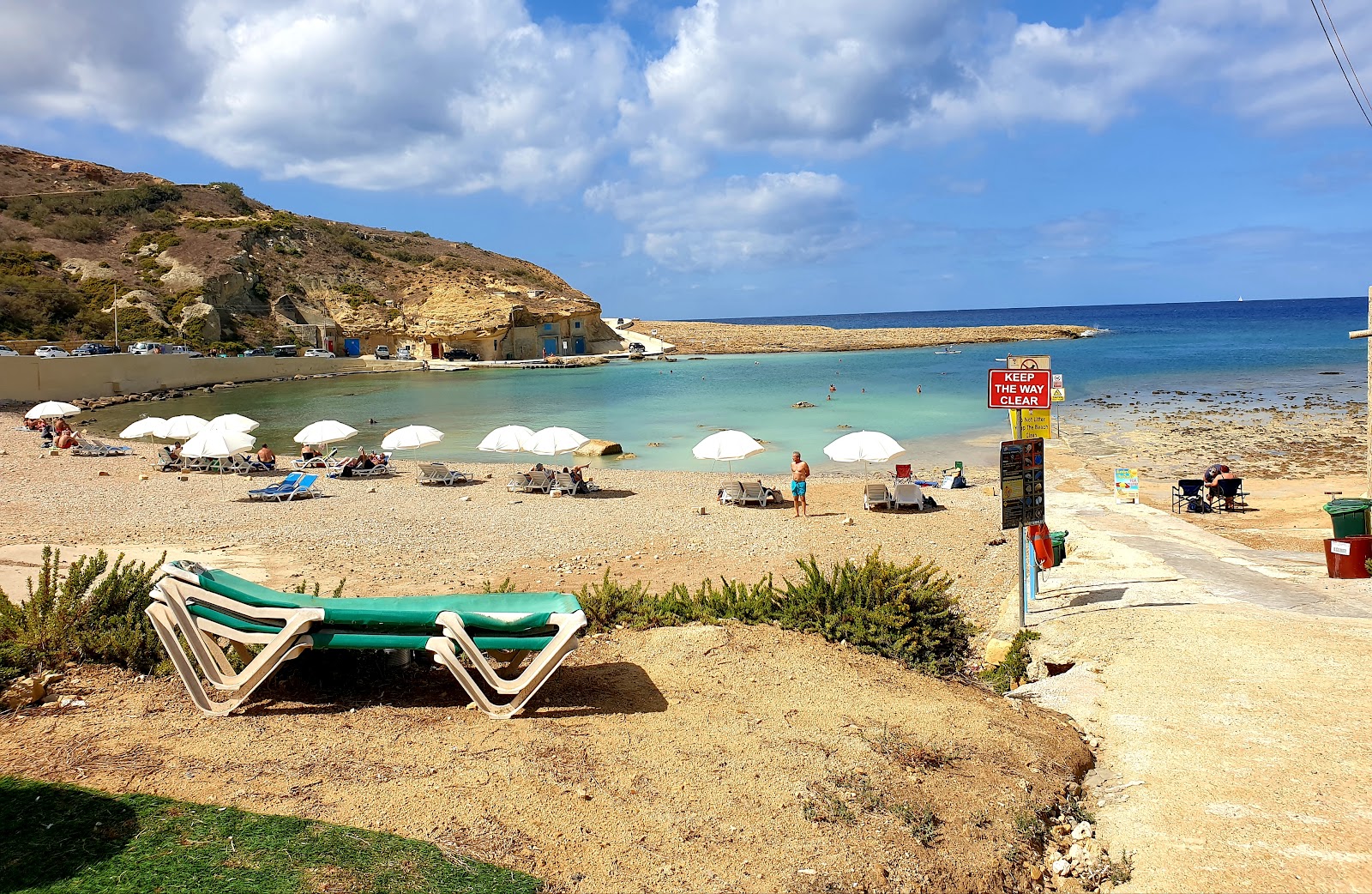 Foto von Xwejni Bay Beach mit beiger kiesel Oberfläche