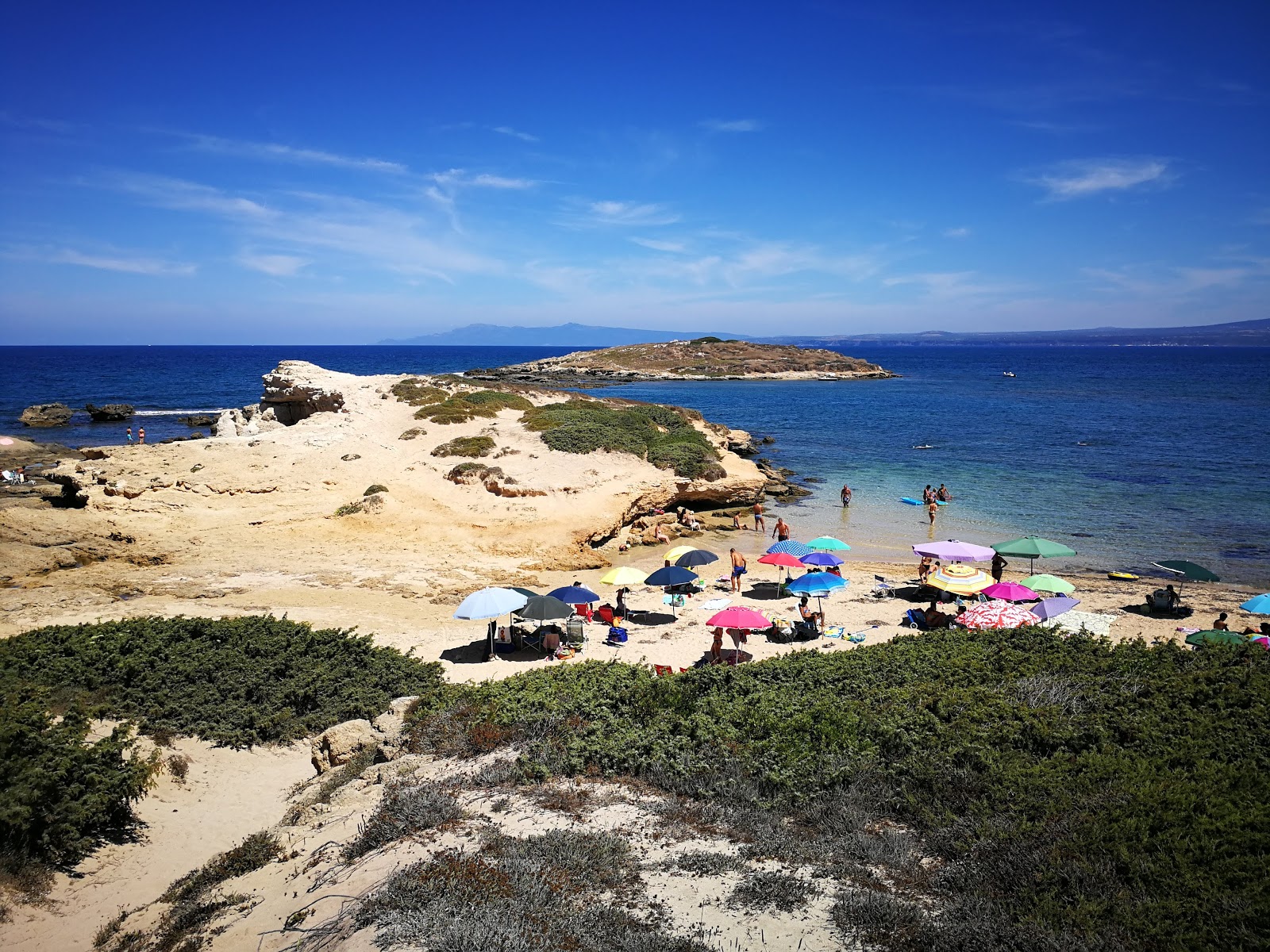 Spiaggia Su Pallosu的照片 带有蓝色纯水表面