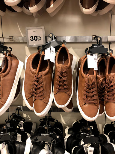 Clothing Store «Banana Republic Factory Store», reviews and photos, 407 N Alafaya Trail, Orlando, FL 32828, USA