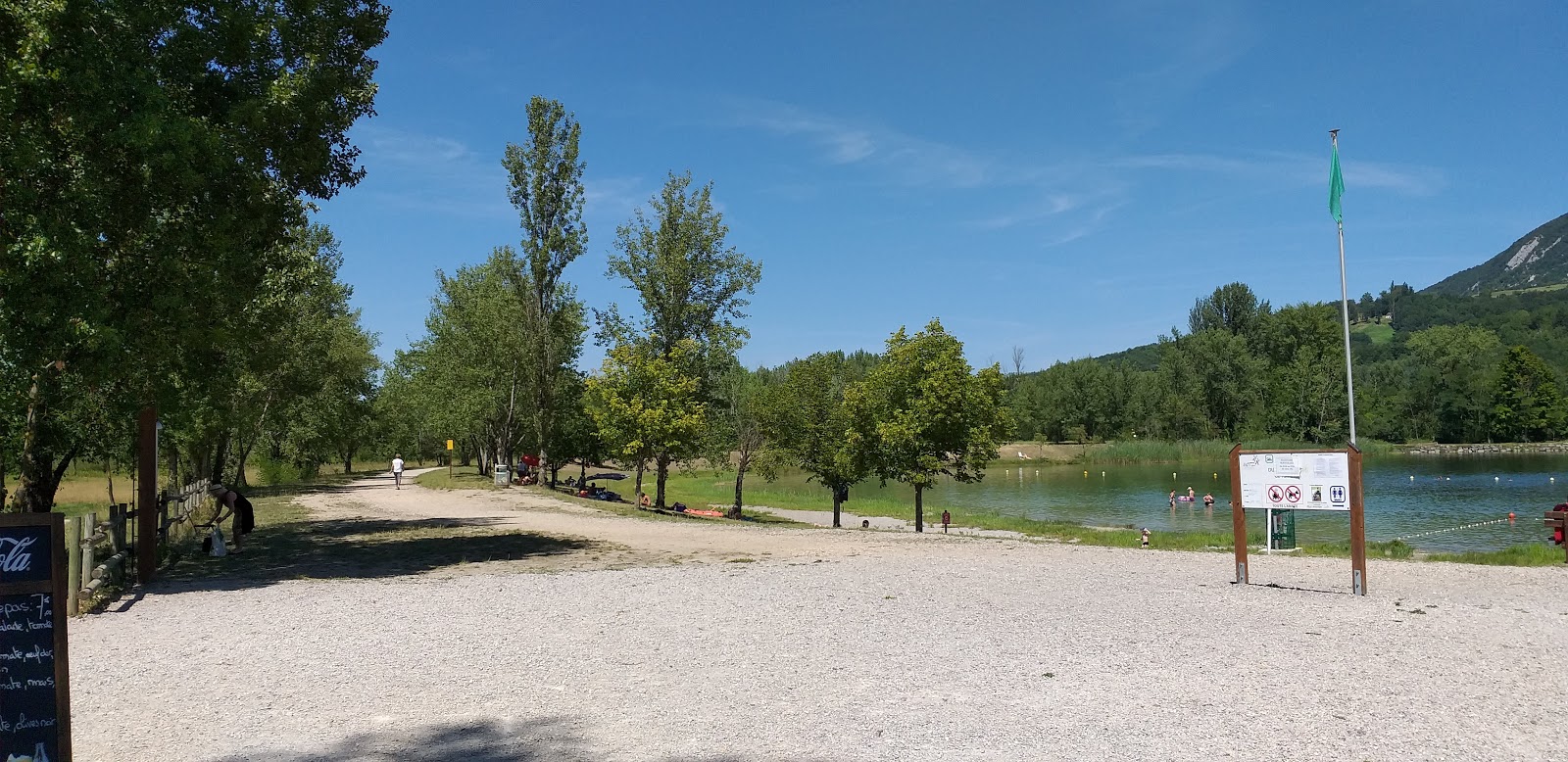 Plage du Plan d'eau de Motz'in fotoğrafı düz bir kıyı şeridi ile birlikte