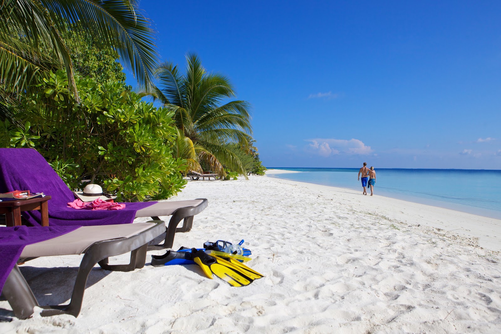 Foto de Playa de la Isla Komandoo con arena blanca superficie