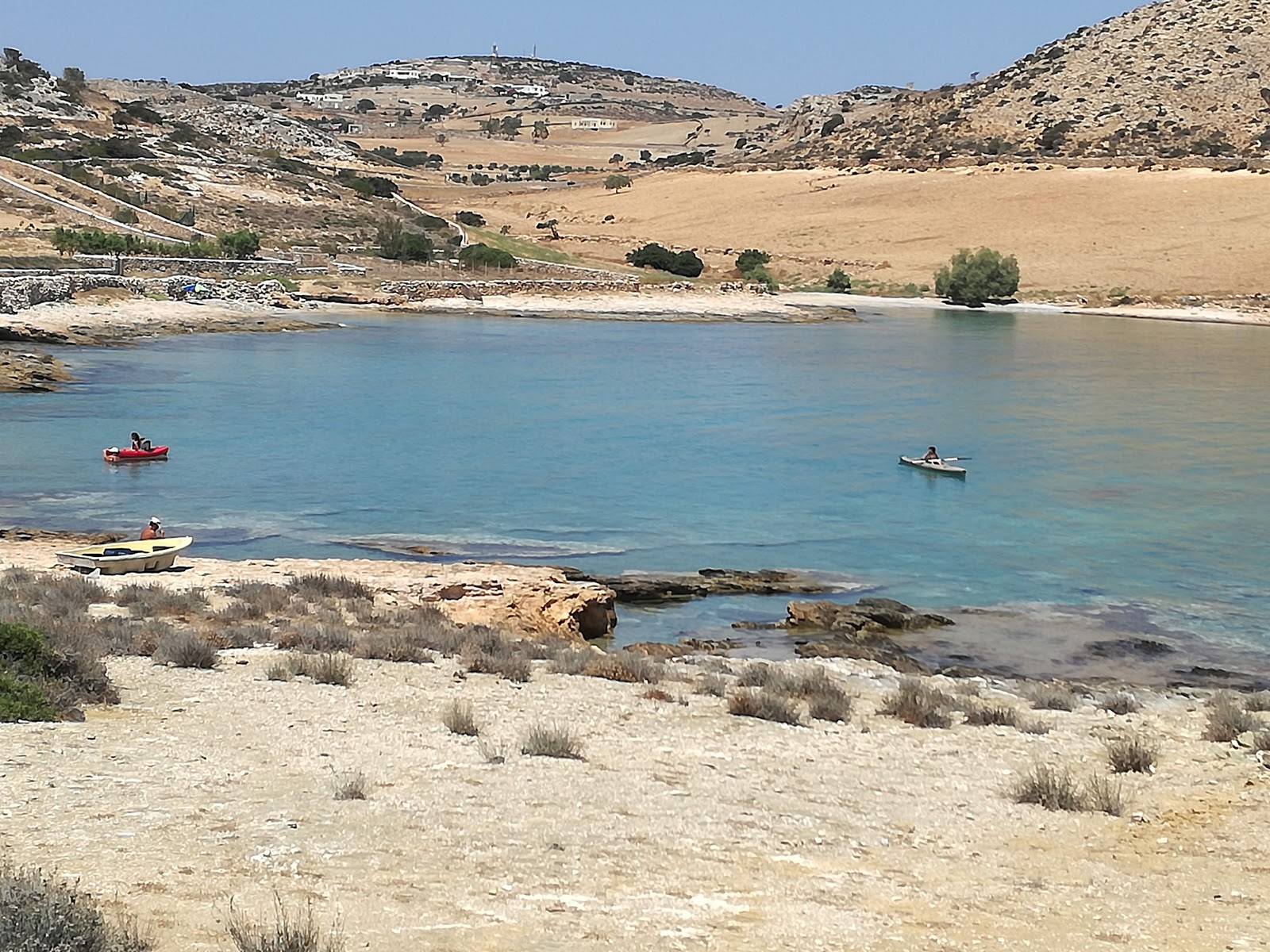 Celandine beach'in fotoğrafı küçük koy ile birlikte