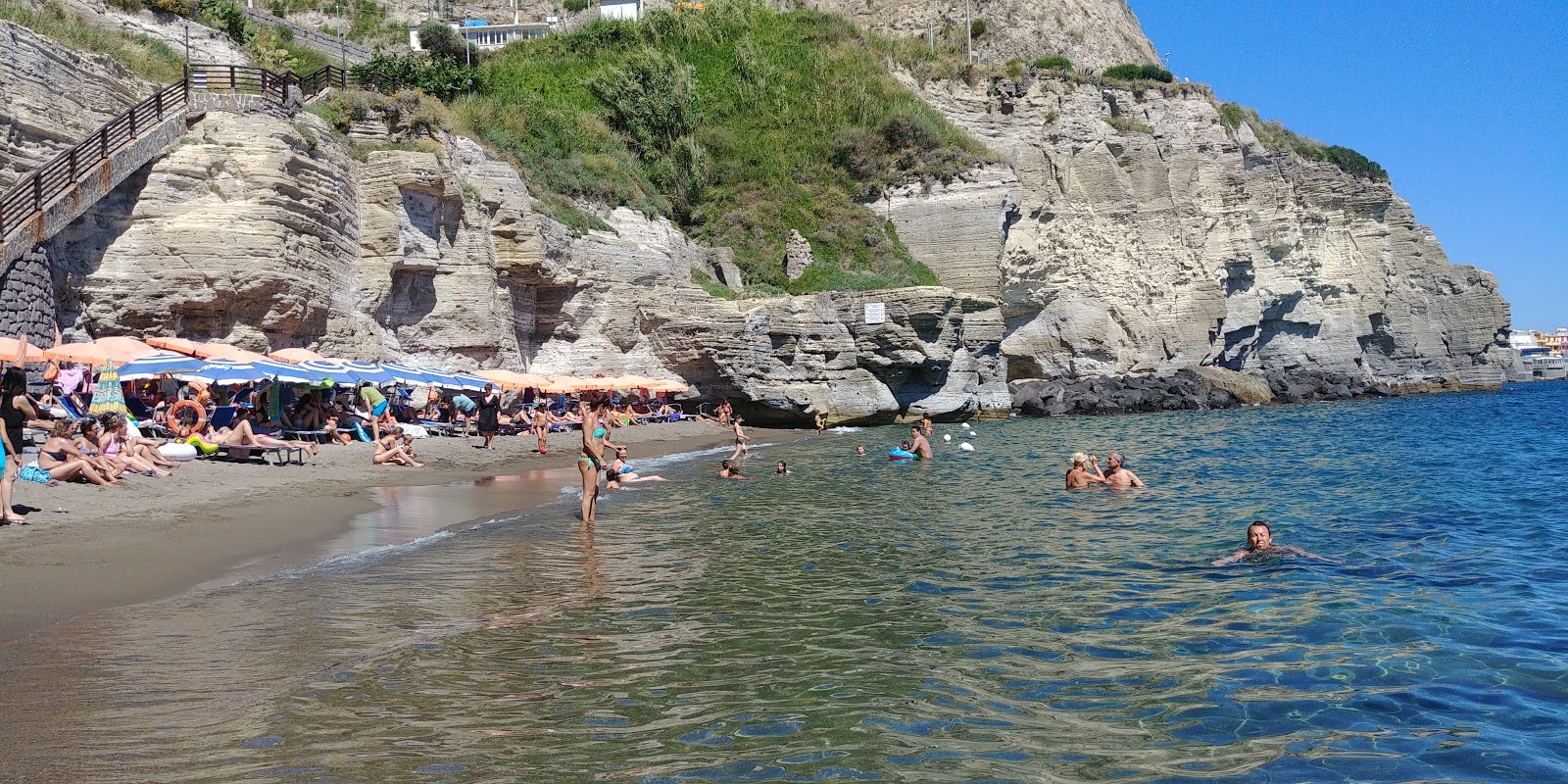 Foto van Spiaggia di Cava Grado met turquoise puur water oppervlakte