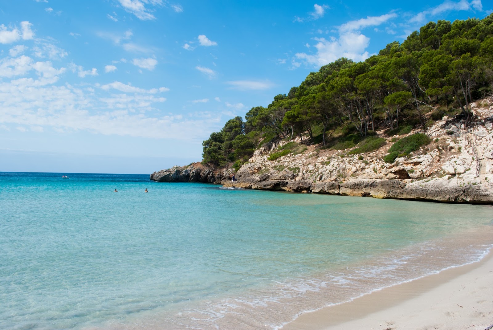 Fotografie cu Cala de Trebaluger cu mic golf