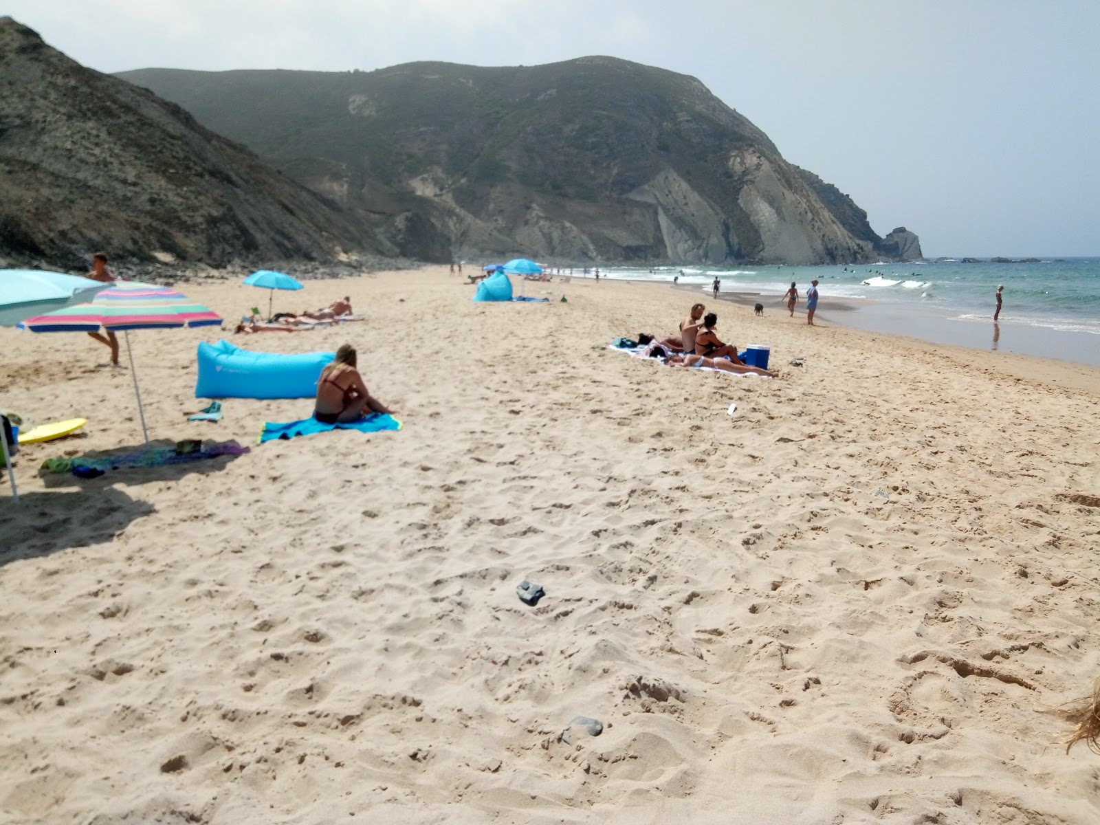 Praia do Castelejo的照片 带有碧绿色纯水表面