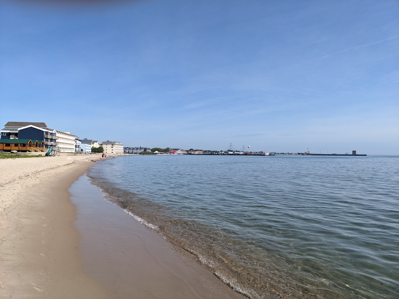 Foto von Bridge Vista Beach Hotel mit feiner beiger sand Oberfläche