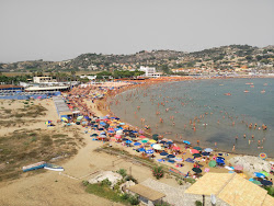 Fotografie cu Mandy beach sprijinit de stânci