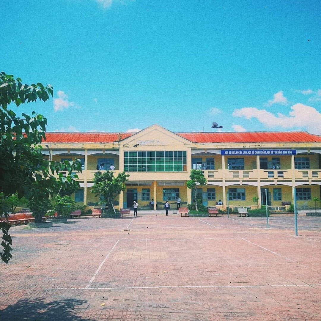 Trường THPT Phú Tân