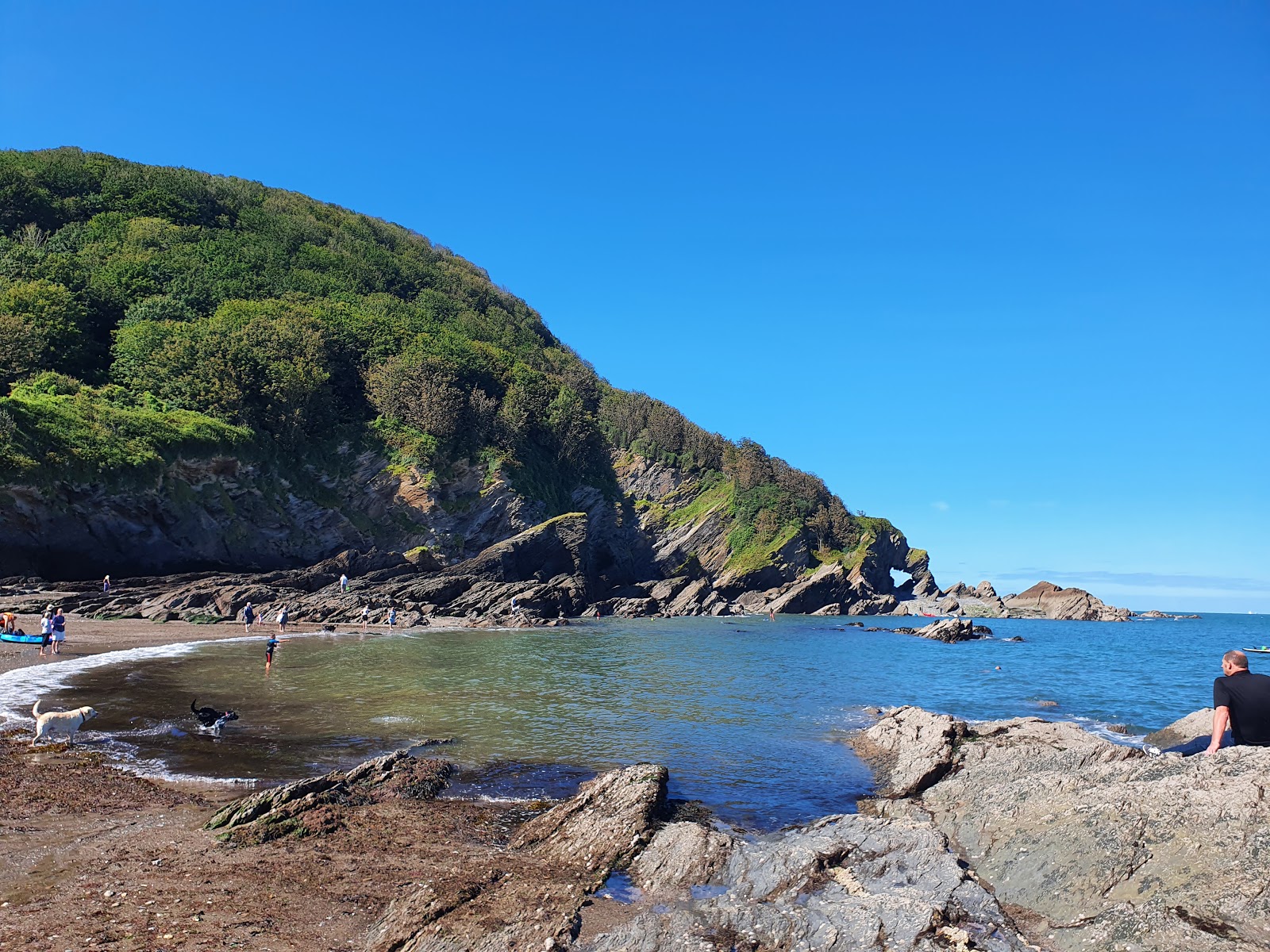 Hele beach的照片 带有米色沙子与卵石表面
