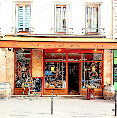 Le sourire au pied de l'échelle à Paris