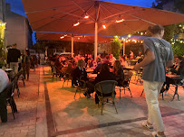 Atmosphère du Restaurant Bistrot Les Pieds dans l’Eau à Saint-Rémy-de-Provence - n°2