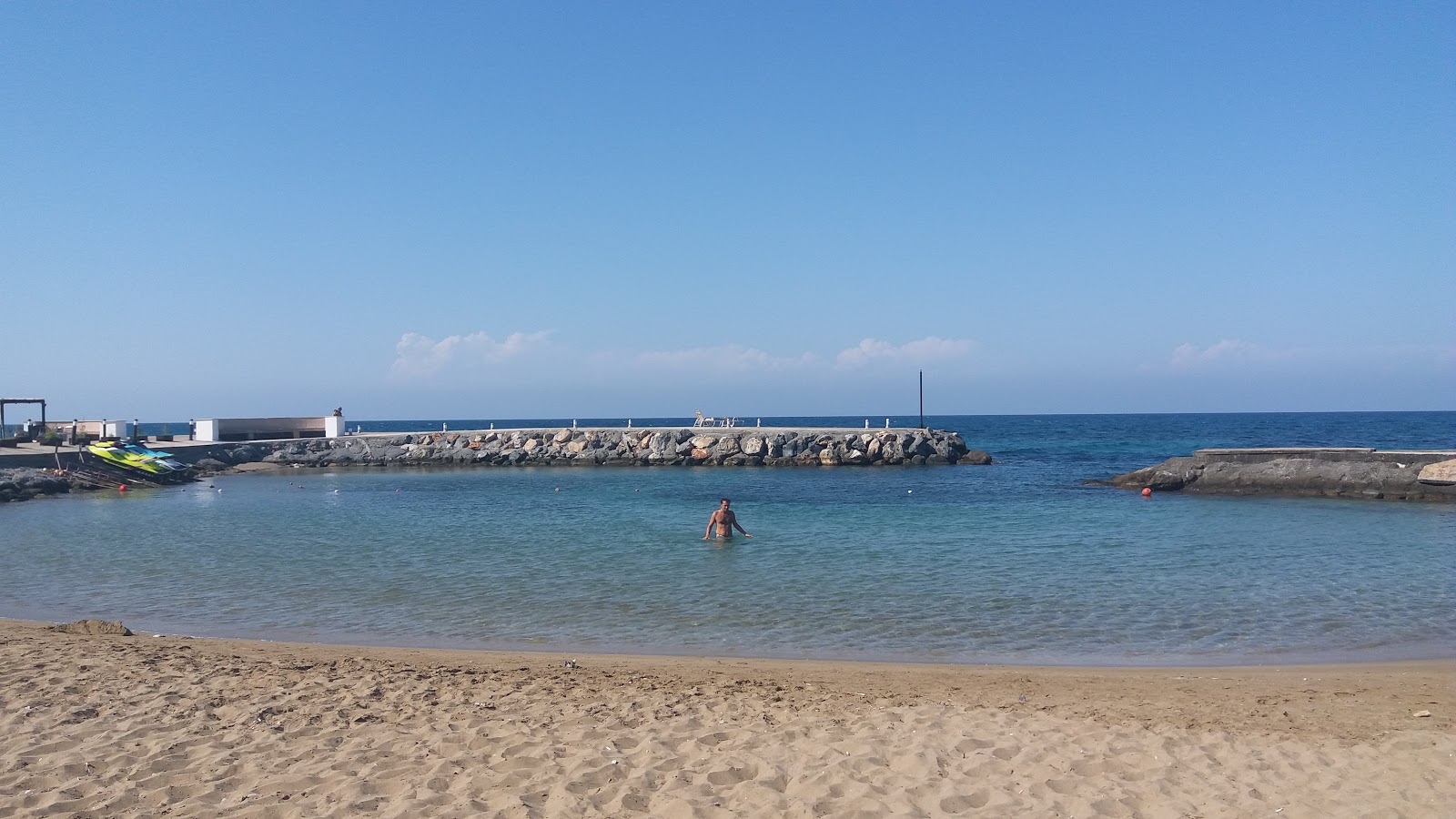Zdjęcie Ada Beach z powierzchnią beżowy piasek
