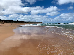 Fotografie cu Waitpinga Beach cu nivelul de curățenie înalt