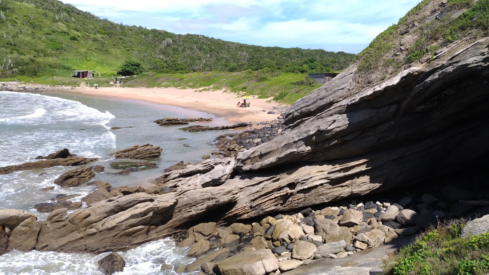 Valokuva Praia de Jose Goncalvesista. tukeutunut kallioilla