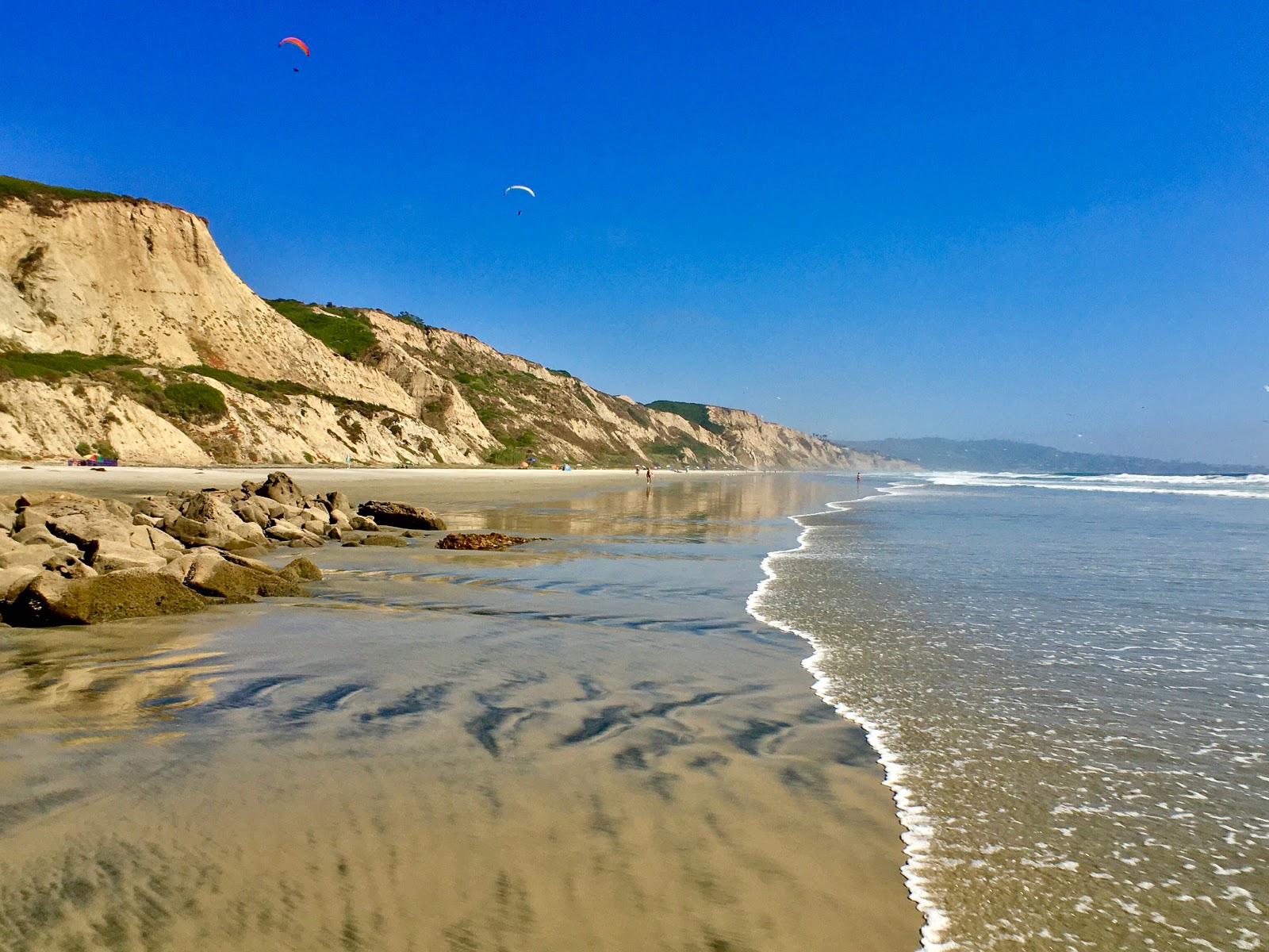 Foto de Black's beach con arena beige superficie