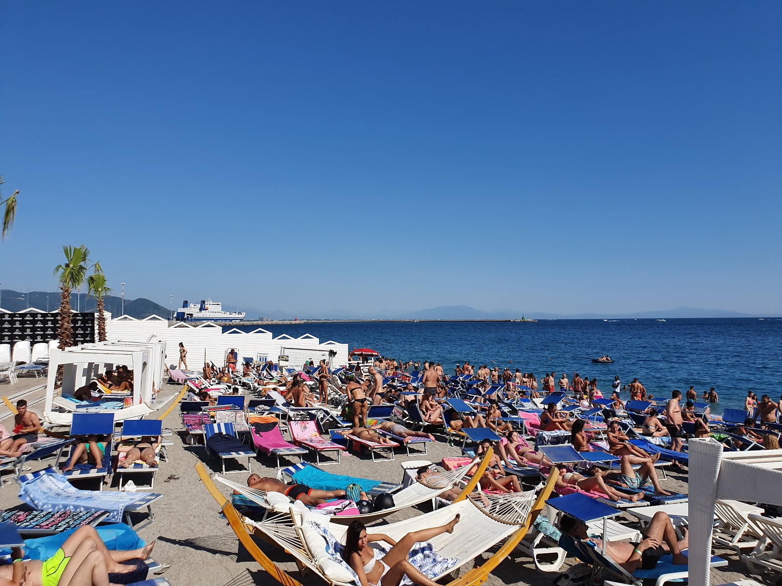 Porto Di Salerno'in fotoğrafı dağlarla çevrili