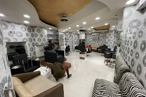 MakeOver Salon | Best Salon in Srinagar | Unisex Salon in Srinagar image
