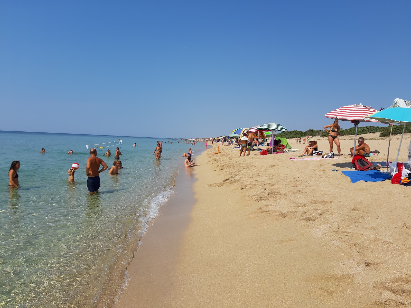 Foto di Torre Colimena beach con una superficie del sabbia beige e ciottoli