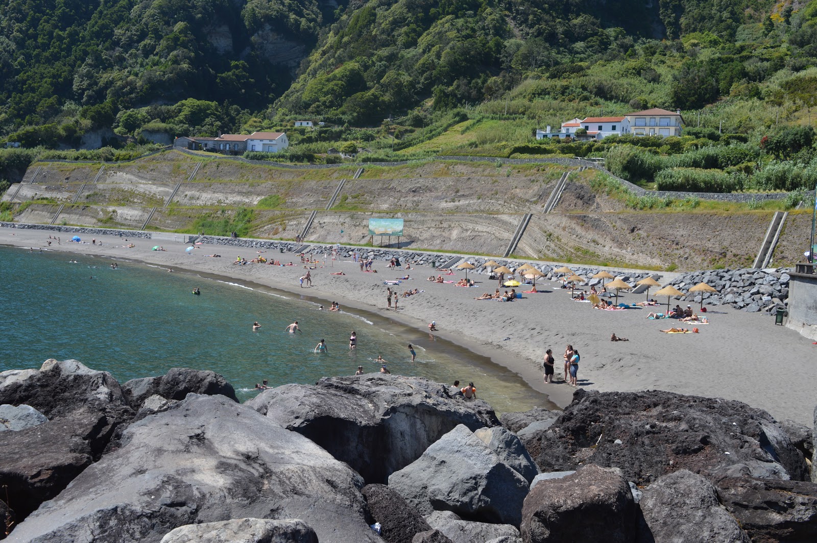 Foto de Praia do Fogo apoiado por penhascos