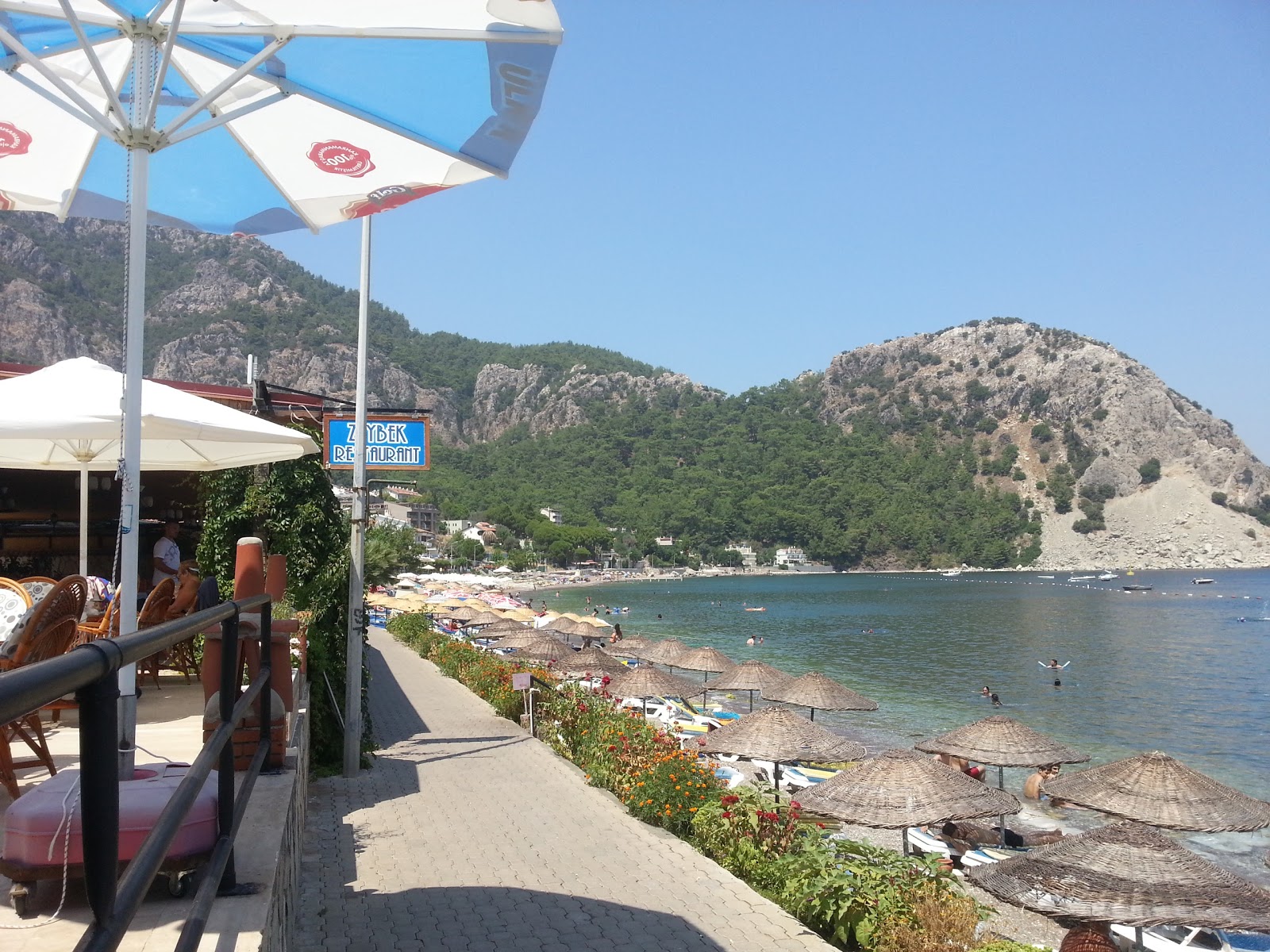 Foto di Amos beach sorretto da scogliere