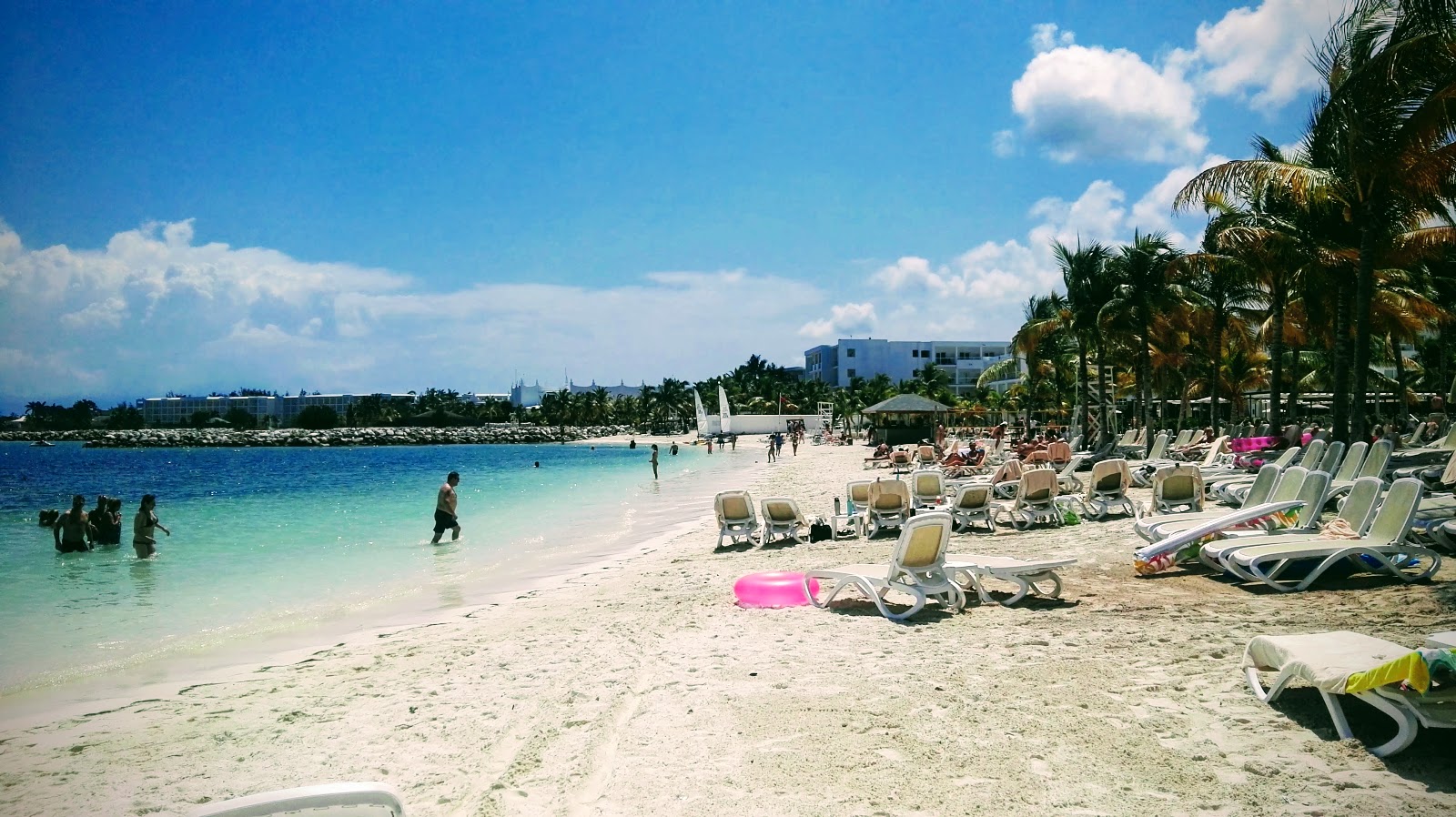 Foto de Playa de Mahee Bay con calas medianas