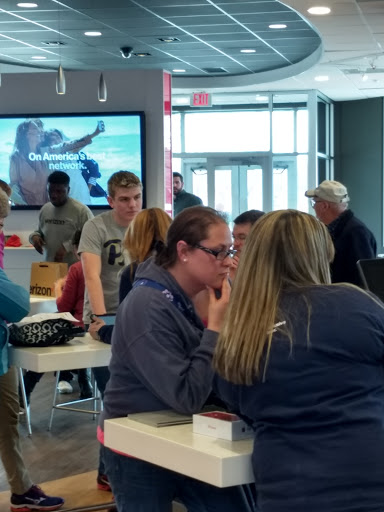 Cell Phone Store «Verizon», reviews and photos, 4926 Dressler Rd NW, Canton, OH 44718, USA