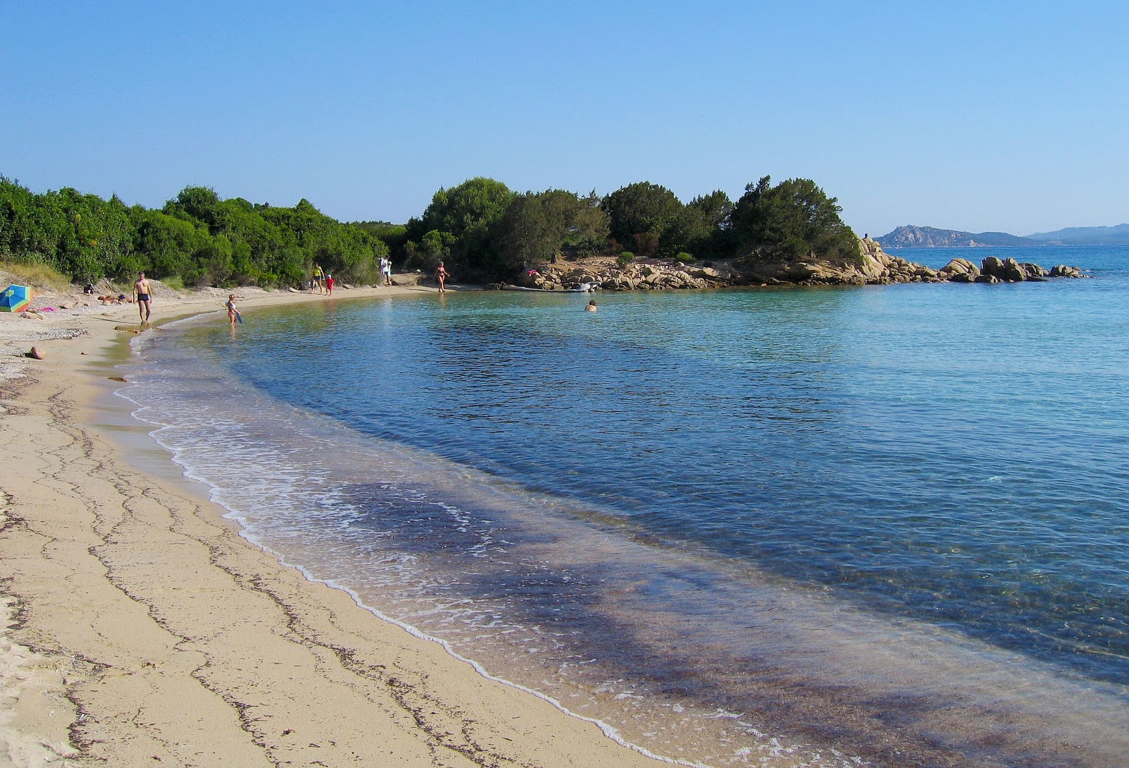 Foto von Le Piscine Beach mit weißer sand Oberfläche