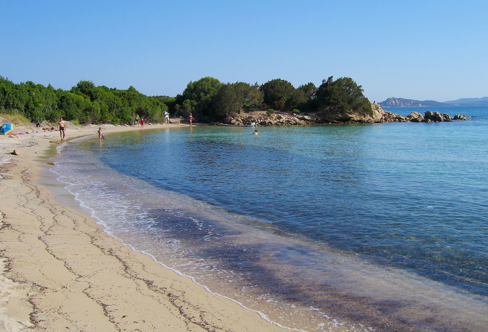 Foto di Le Piscine Beach con una superficie del sabbia luminosa