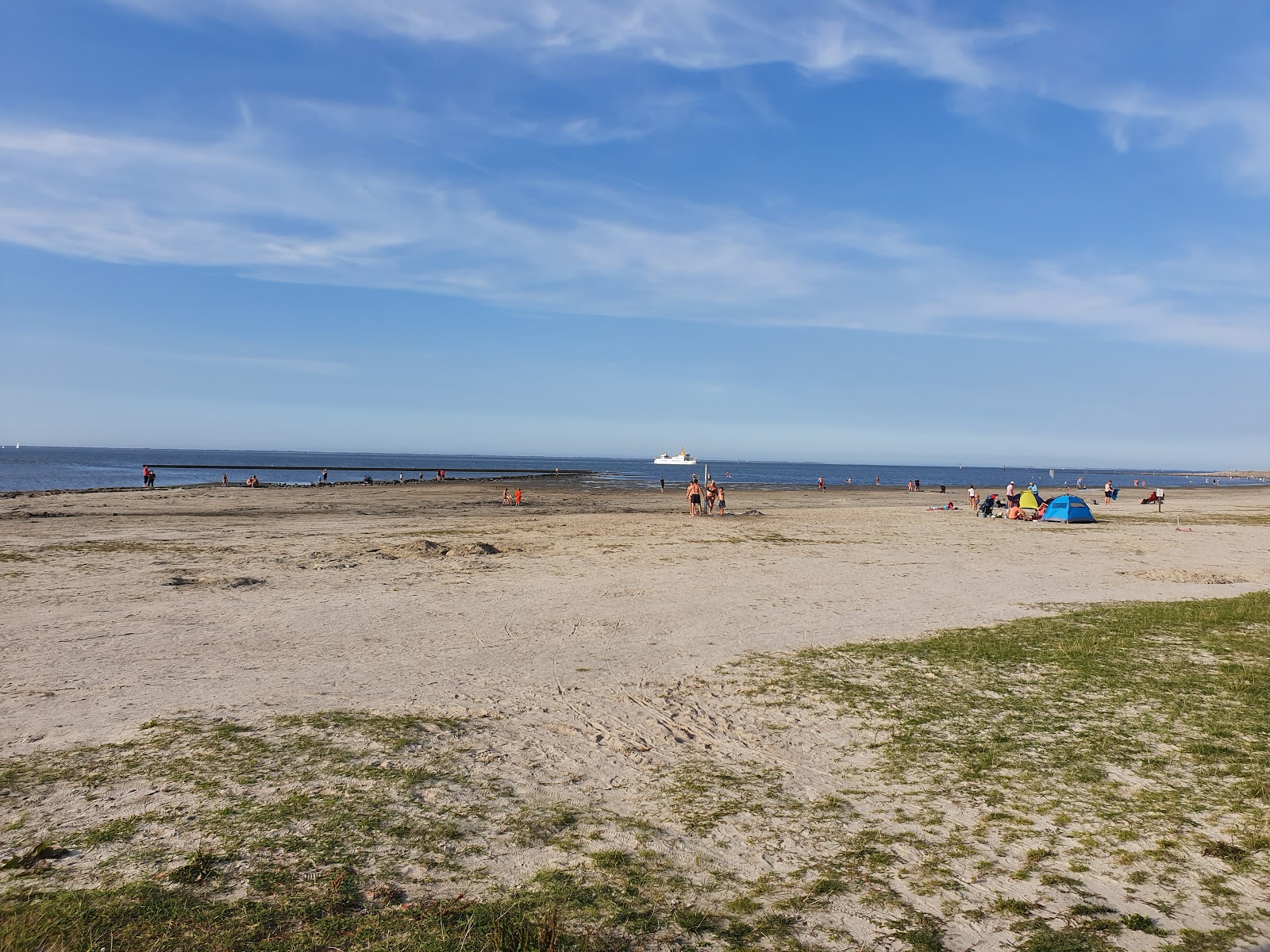 Valokuva Bensersiel Beachista. pinnalla turkoosi puhdas vesi:n kanssa