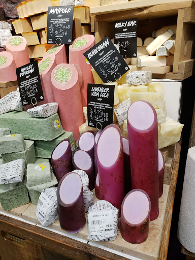 Cosmetics Store «LUSH», reviews and photos, 512 Orland Square Dr, Orland Park, IL 60462, USA