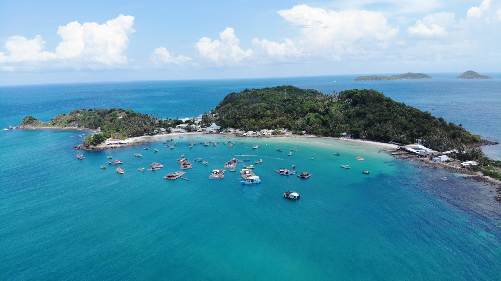 Foto van Hon Mau Beach met turquoise puur water oppervlakte