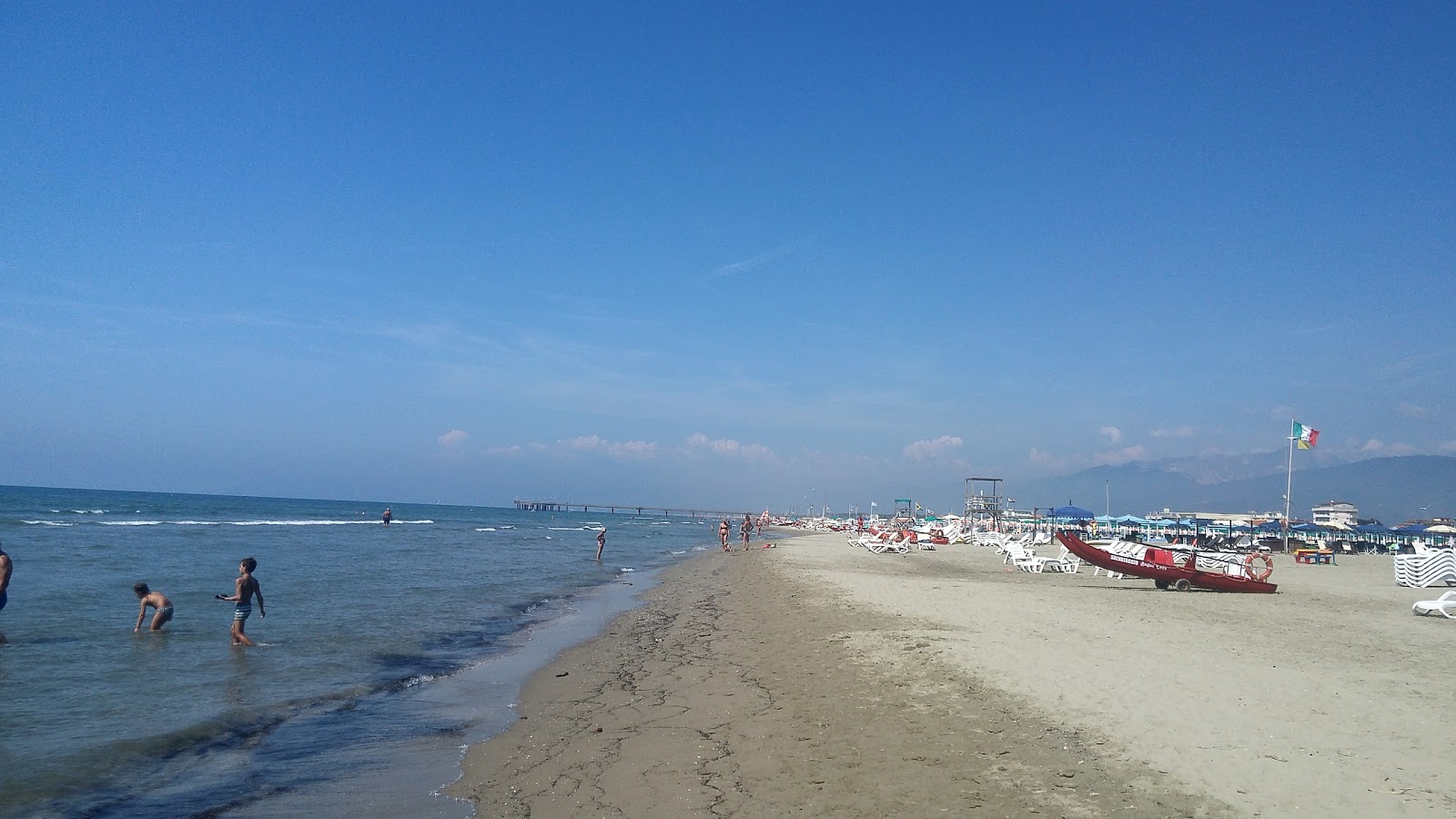 Foto von Spiaggia Marina di Pietrasanta mit heller feiner sand Oberfläche