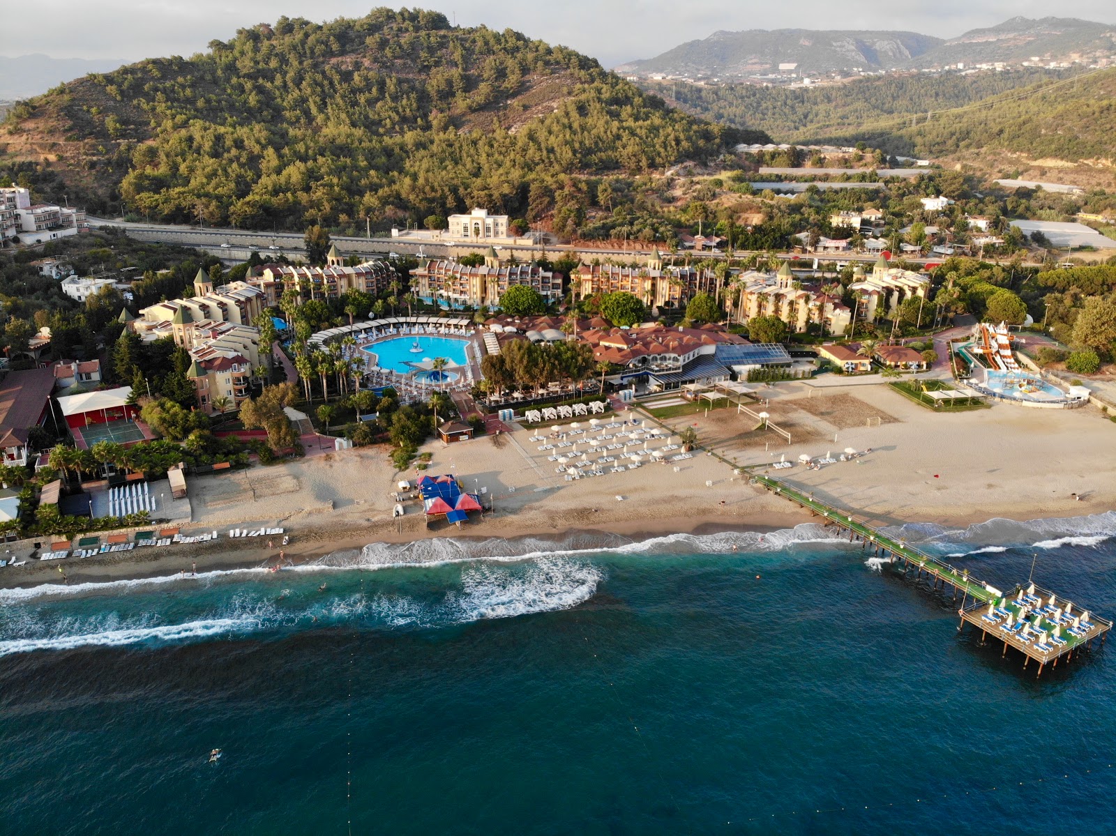 Foto von Elikesik beach mit brauner sand Oberfläche