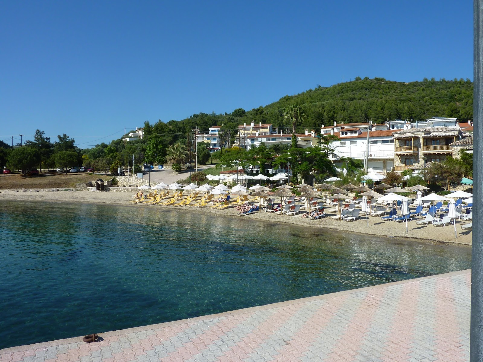 Valokuva Agios Paraskevis beachista. pinnalla musta hiekka ja kivi:n kanssa