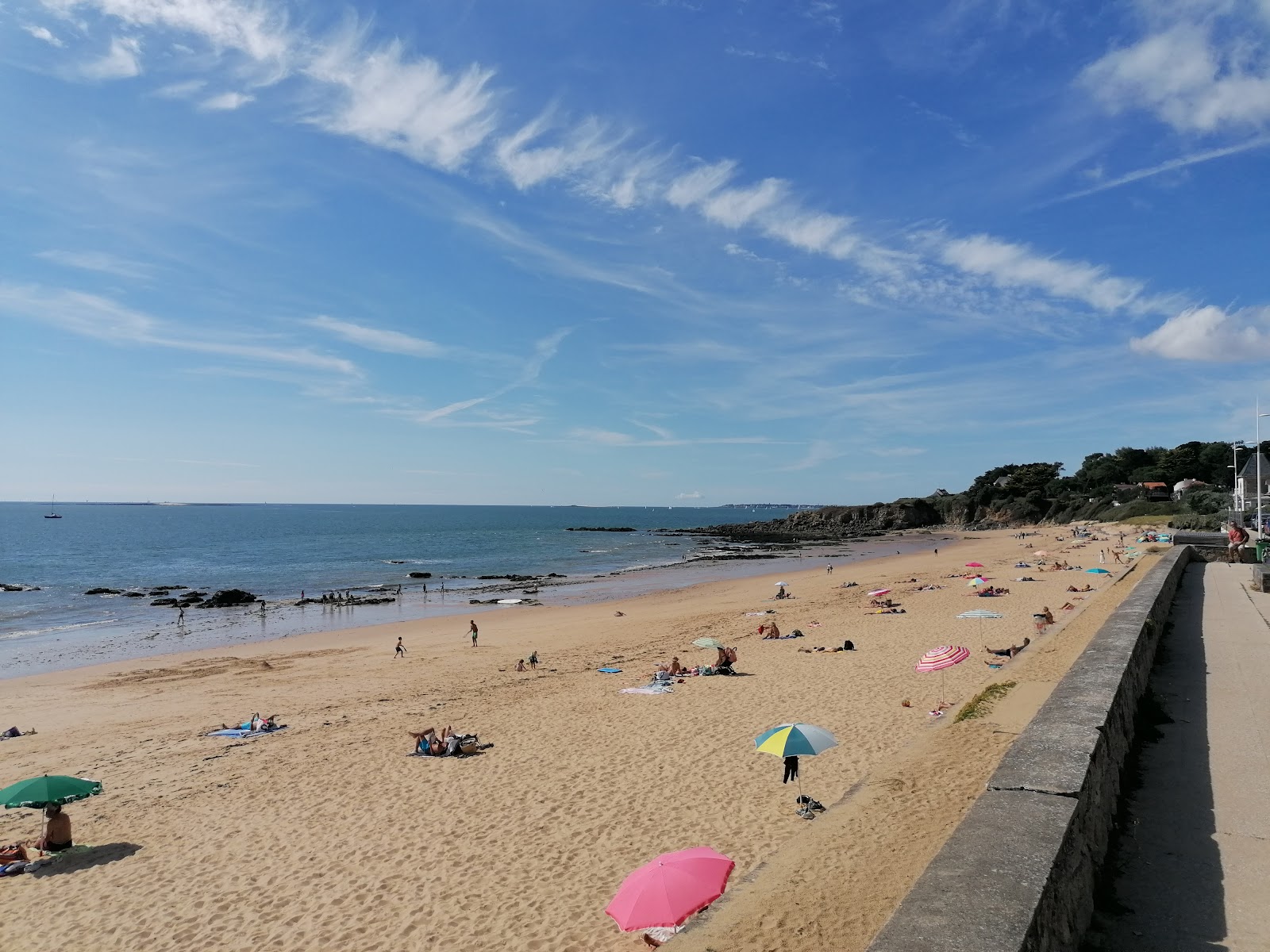 Sainte-Marguerite beach的照片 带有碧绿色水表面