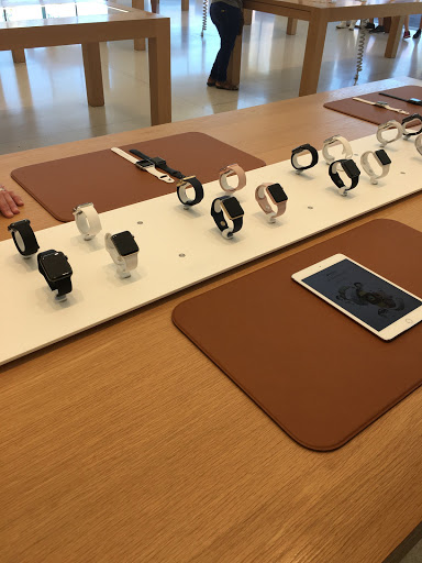 Computer Store «Apple Country Club Plaza», reviews and photos, 227 Nichols Rd, Kansas City, MO 64112, USA