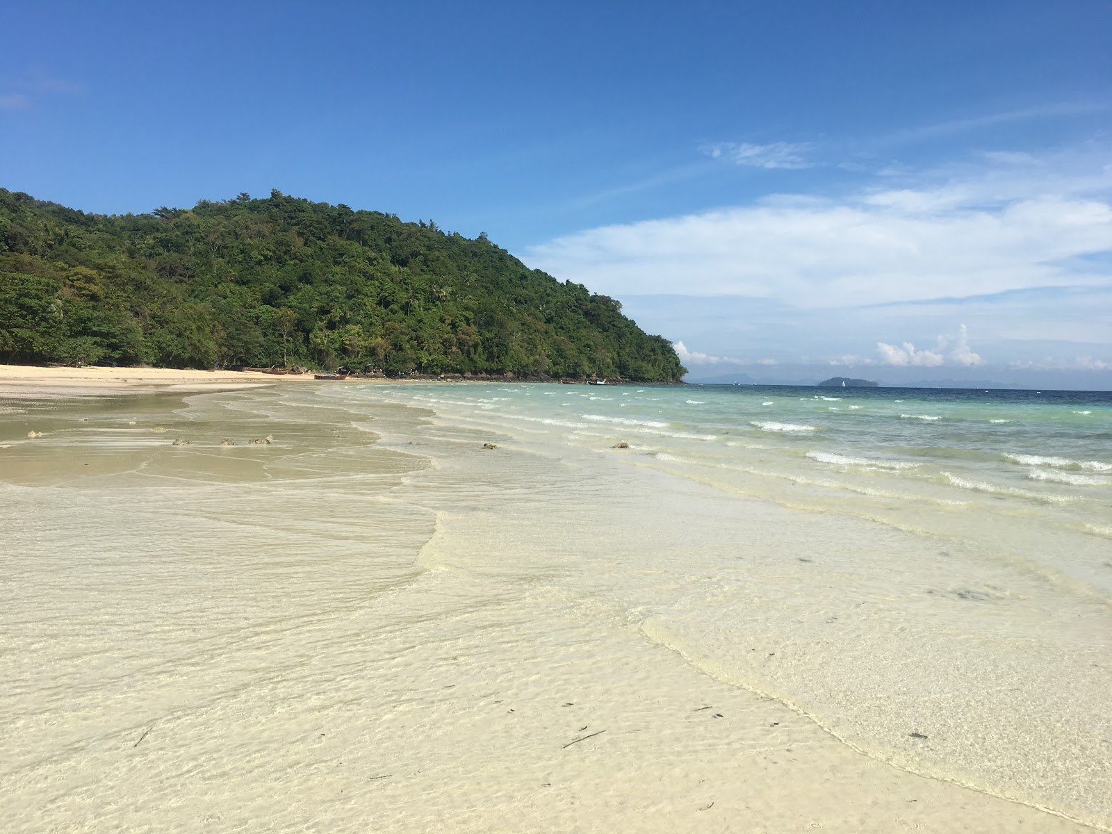 Foto di Spiaggia di Loh Moo Dee con parzialmente pulito livello di pulizia