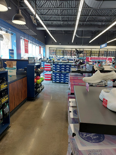 Shoe Store «SKECHERS Factory Outlet», reviews and photos, 4801 W North Ave, Chicago, IL 60639, USA