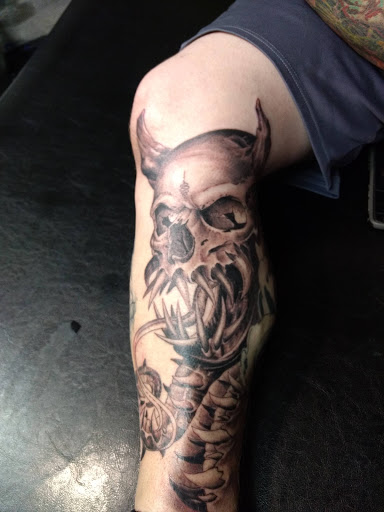 Tattoo Shop «Under the Gun Tattoo Studio», reviews and photos, 3998 Alum Creek Dr, Columbus, OH 43207, USA