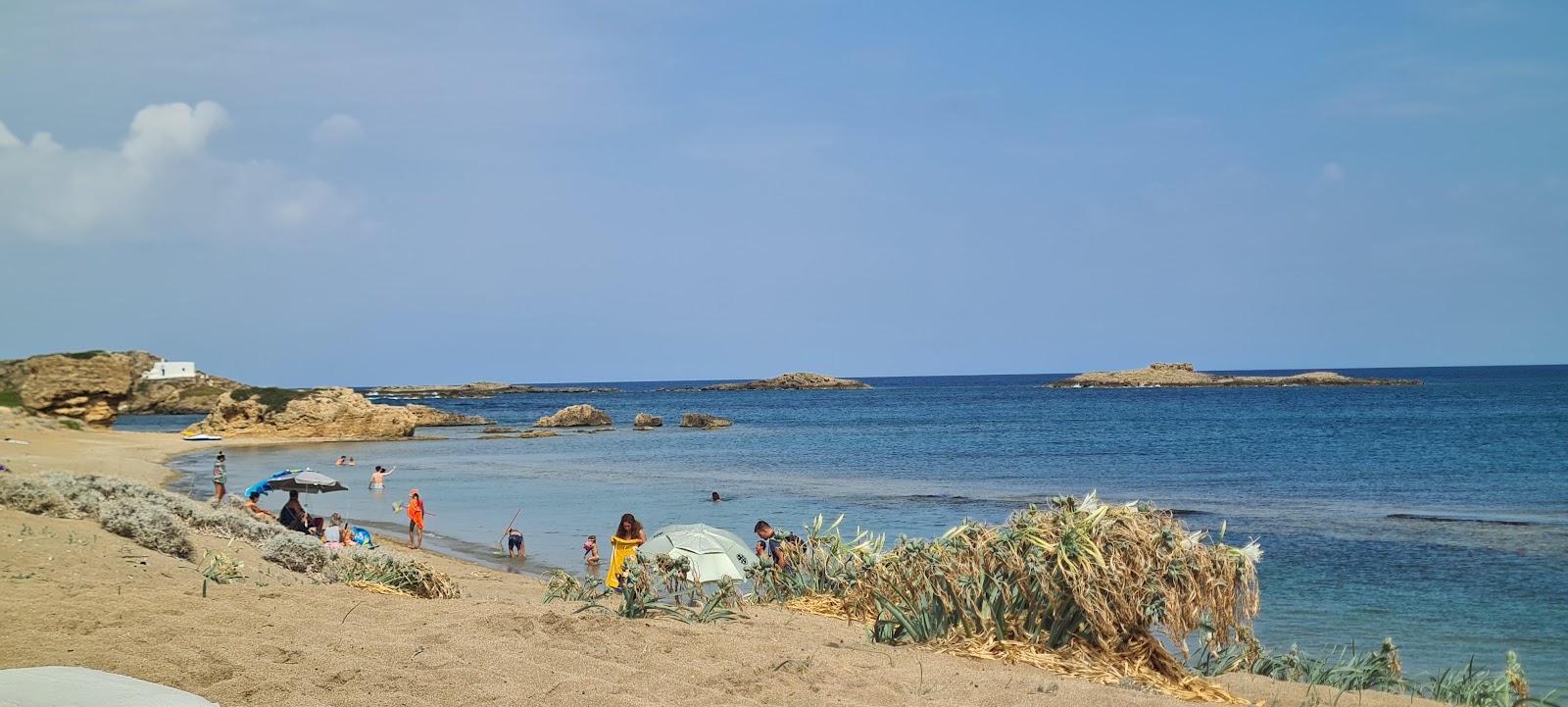 Foto de Pouria Beach con arena beige superficie