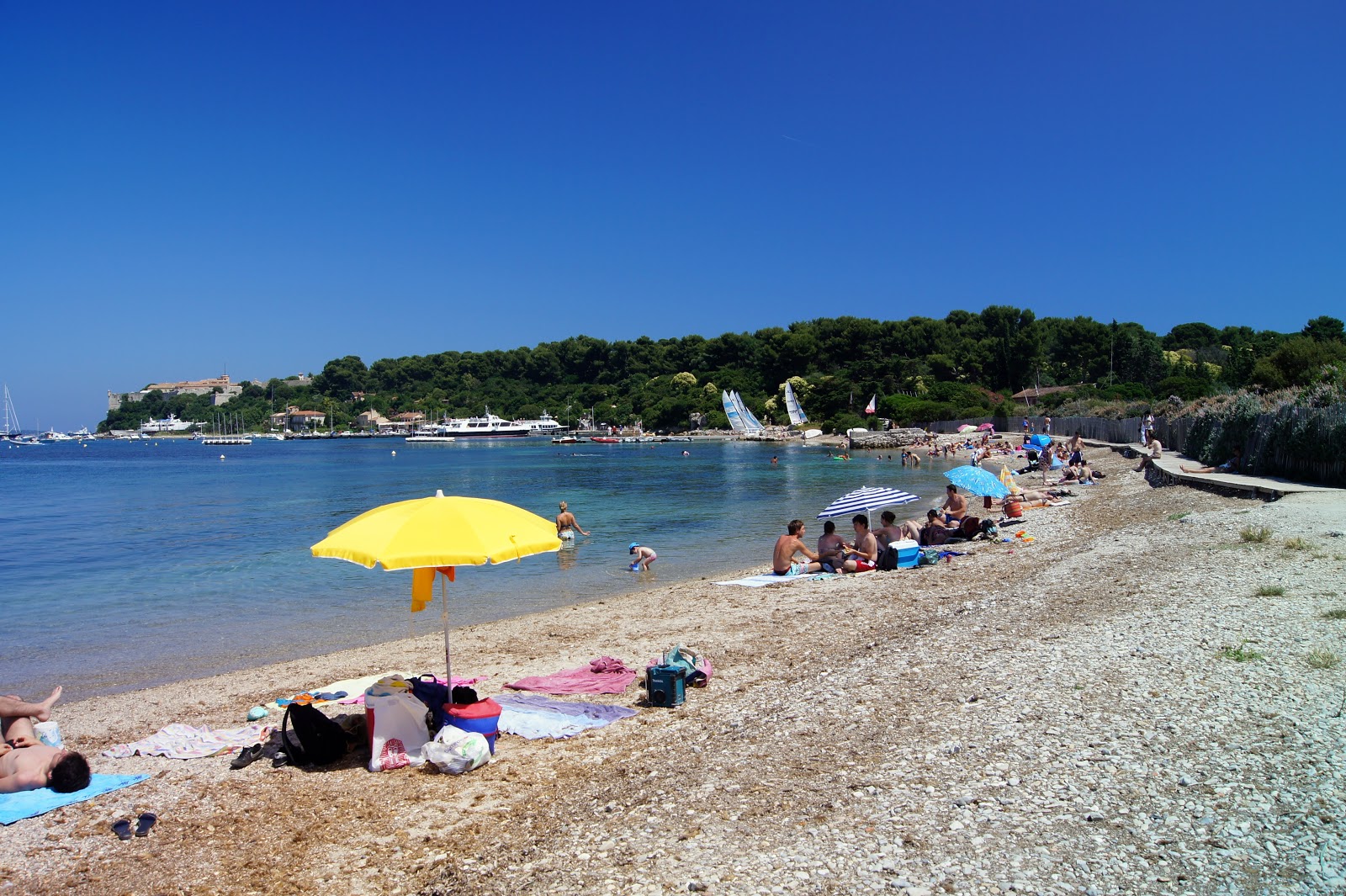 Foto von Plage du Bateguier Florence Arthaud mit kleine, graue kiesel Oberfläche