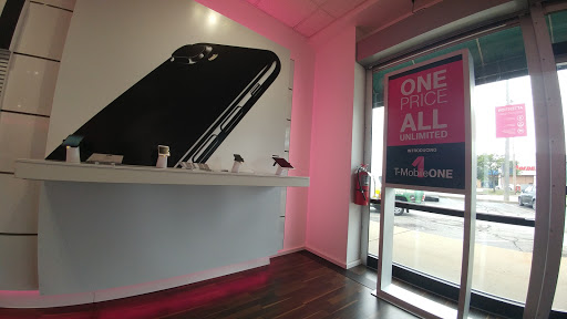 Cell Phone Store «T-Mobile», reviews and photos, 6351 Mayfield Rd, Mayfield Heights, OH 44124, USA